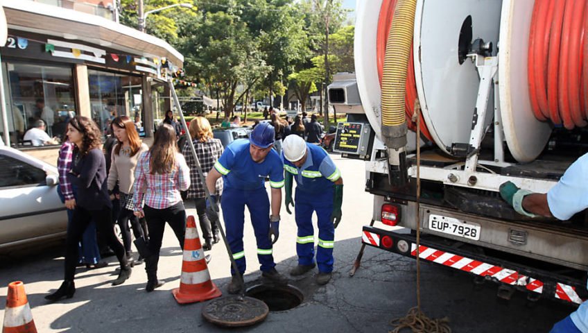 Óleo de cozinha é o vilão do esgoto no centro de SP, região líder em reparos